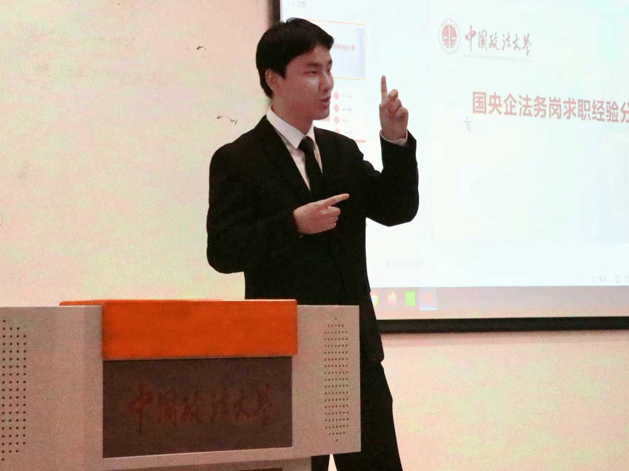 穿着西装笔挺的男子正在演讲 AI 生成的内容可能不正确。
