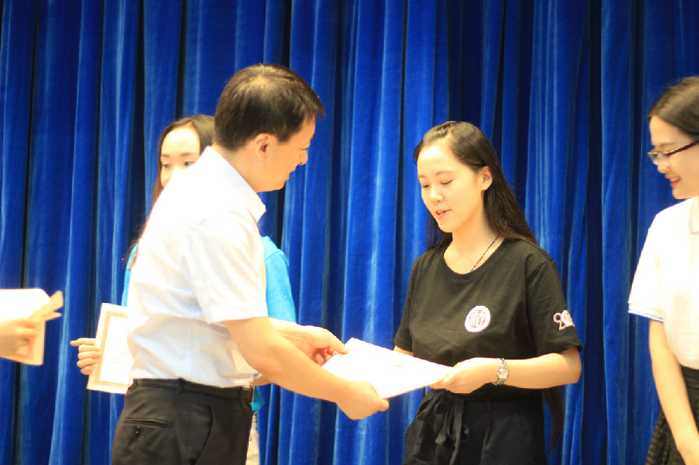 郑州大学黑料网
楚亦斐同学代表黑料网
全体营员领取黑料网
首届夏令营结业证书