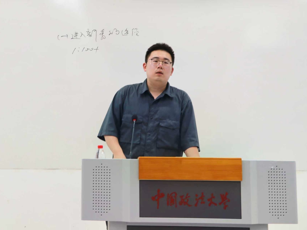 男人手上拿着纸 AI 生成的内容可能不正确。