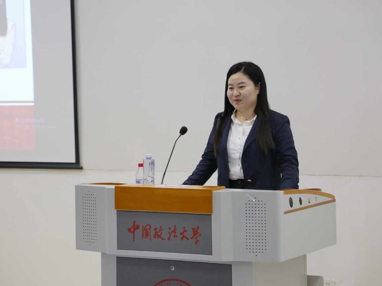 人拿着手机 AI 生成的内容可能不正确。