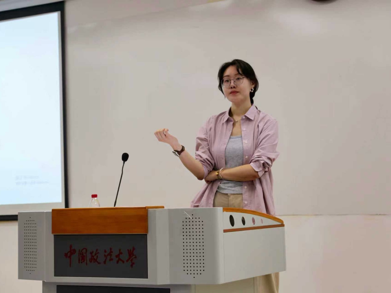 人站在桌子边 AI 生成的内容可能不正确。